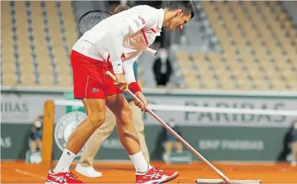  ?? REUTERS ?? Nole. Novak Djokovic ayudó a los cancheros del Philippe Chatrier cuando el partido se suspendió.