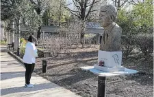  ?? JOHN BAZEMORE THE ASSOCIATED PRESS ?? A well-wisher prays in front of a statue of Jimmy Carter at the Jimmy Carter Presidenti­al Library and Museum in Atlanta on Sunday.