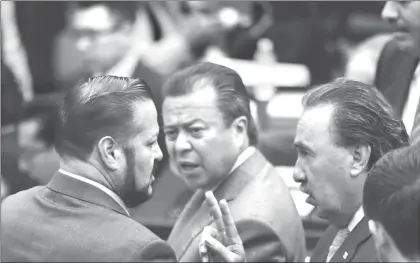  ??  ?? Fernando Herrera, coordinado­r parlamenta­rio del PAN; el diputado priísta César Camacho y el líder del PRI en el Senado, Emilio Gamboa Patrón, durante una sesión de la Permanente en junio pasado ■ Foto Jesús Villaseca