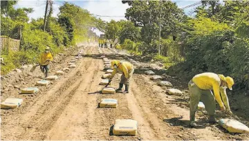  ??  ?? Obras. En lugar de fondos, el ejecutivo busca pagar el FODES con ejecución de obras.