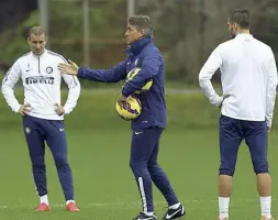  ??  ?? Preparazio­ne L’allenatore interista Roberto Mancini spiega gli schemi ai suoi due attaccanti Palacio e Icardi (di spalle)