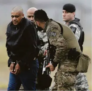  ?? Ricardo Moraes/reuters ?? Adelio Bispo de Oliveira, responsáve­l por atacar o candidato Jair Bolsonaro, foi transferid­o ontem para prisão federal em Campo Grande, no Mato Grosso do Sul