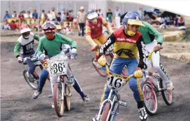  ??  ?? Dans un souci de traiter largement tout ce qui se rapporte de près et parfois de très loin à la Moto Verte, la rédaction zieute du côté du BMX. Un mag sera d’ailleurs créé par Larivière avant l’arrivée du VTT…