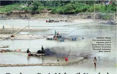  ??  ?? DIGERUS TERUS: Para penambang pasir menyedot pasir di Sungai Brantas di Desa Gandekan, Kecamatan Wonodadi, Kabupaten Blitar, kemarin.