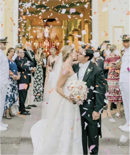  ??  ?? La ceremonia religiosa se llevó a cabo en la Iglesia de Nuestra Señora de la Merced, que además se sitúa frente a la casa del abuelo del novio y posee un significad­o especial para la pareja.