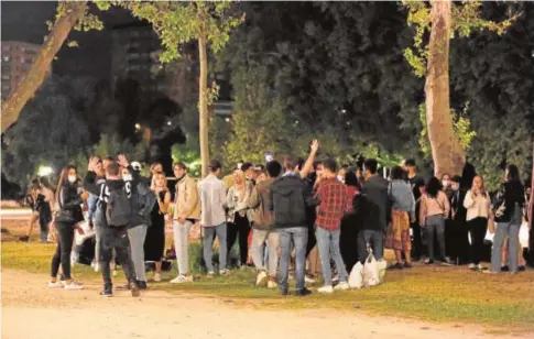  ?? F. BLANCO ?? Jóvenes haciendo botellón en la playa de las Moreras (Valladolid), tras finalizar el estado de alarma