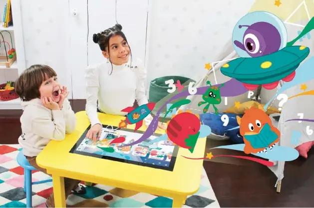  ?? ?? KIDS’TABLE es una mesa-tablet con más de 150 aplicacion­es basadas en el método Montessori y miles de vídeos