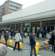  ??  ?? La coda all’Esselunga di via Galliano con le persone in coda a distanza di sicurezza