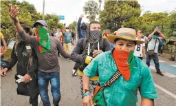  ??  ?? Indígenas participar­on ayer en una manifestac­ión en Cali, donde supuestos grupos armados comenzaron a disparar, con saldo de varios heridos.