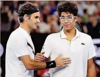  ??  ?? Roger Federer ( li.) tröstete Sensations­mann Hyeon Chung, der wegen Blasen am Fuß aufgeben musste.