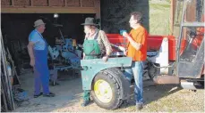  ?? FOTO: STEFANIE HÄUSSLER ?? Reinhard Klein, Helmut Betz und Wendelin Ott schrauben für ihr Leben gern an alten Traktoren herum.