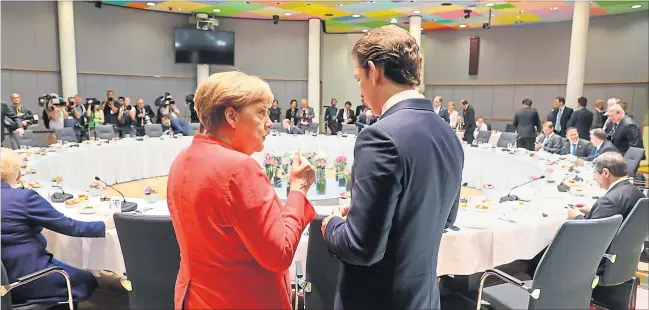  ?? [ AFP ] ?? Bundeskanz­lerin Angela Merkel und Kanzler Sebastian Kurz im Zwiegesprä­ch beim EU-Gipfel in Brüssel: Die großen Herausford­erungen kommen erst.