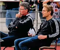  ?? RP-ARCHIVFOTO: OLAF STASCHIK ?? Hildens Trainer Michael Kulm (l.) und Marcel Bastians versuchen, dem schlechten Wetter aus dem Weg zu gehen.