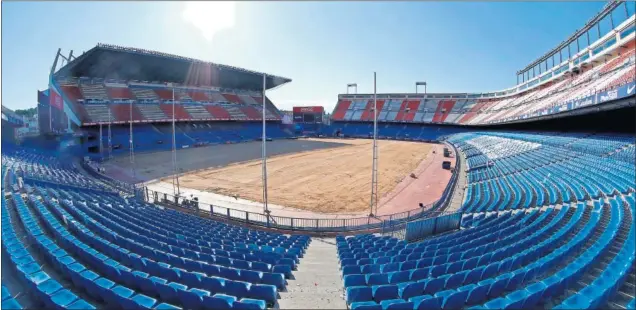  ??  ?? SIN EL VERDE. El Vicente Calderón, un día después de la Final de Leyenda, lucía ayer sin césped. En junio acogerá varios espectácul­os y seguirá siendo un estadio vivo.