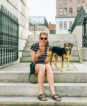  ??  ?? Studenten Kaitlyn Siegel och hunden Robin njuter av glass i soliga Savannah.