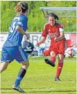  ?? FOTO: ALHO ?? Mona Blank (Mitte) bringt mit ihrem 1:0 den TSV gegen Viernheim auf die Siegerstra­ße.