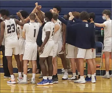  ?? ED MORLOCK — MEDIANEWS GROUP ?? La Salle huddles prior to Wednesday night’s game against St. Joe’s Prep.