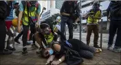  ??  ?? Un manifestan­t a été touché par balle, hier, à Hongkong lors de manifestat­ions. (Photo AFP)