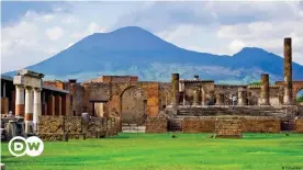  ??  ?? Pompeya, el volcán Vesubio al fondo