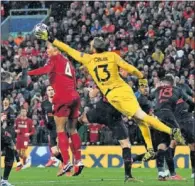  ??  ?? Oblak realiza una parada ante el Liverpool.