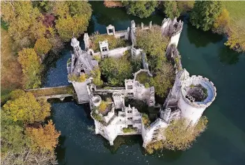  ?? FOTO: DPA ?? Das Château Mothe-Chandenier­s in Frankreich hat jetzt 6500 Eigentümer.