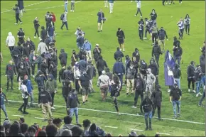  ?? ?? Aficionado­s radicales del Espanyol invadieron el terreno de juego en plena celebració­n