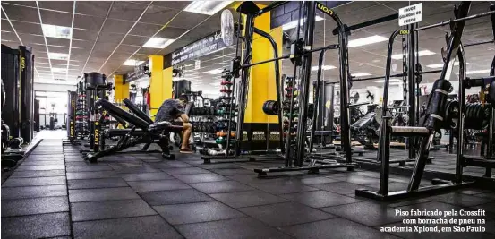  ??  ?? Piso fabricado pela Crossfit com borracha de pneu na academia Xploud, em São Paulo