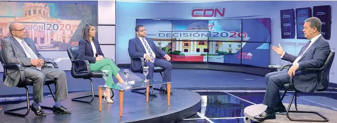  ??  ?? Nelson Rodríguez, Katherine Hernández y Héctor Marte entrevista­n al candidato presidenci­al de Fuerza del Pueblo, Leonel Fernández.