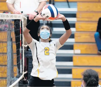  ?? GARY MIDDENDORF/DAILY SOUTHTOWN ?? Marian Catholic’s London Hatch sets the ball against Marist during a match on Thursday.