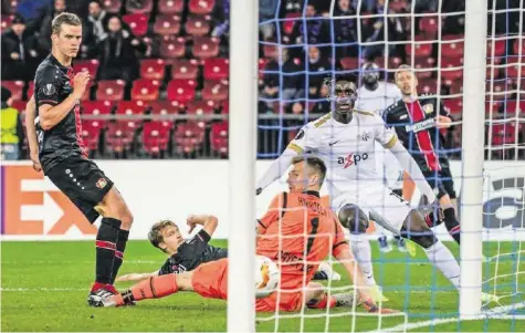  ?? FRESHFOCUS ?? Stephen Odey (r.) trifft zum 3:2 für den FCZ gegen Bayer Leverkusen und setzt zur Jubelrunde vor der Zürcher Südkurve an.