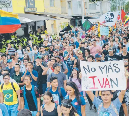  ?? JAIME MORENO VARGAS/ADN ?? Decenas de estudiante­s, sindicalis­tas, profesores y vendedores ambulantes marcharon ayer por vías arterias de Bucaramang­a.