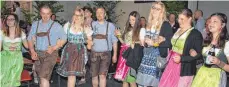  ??  ?? Die Stimmung war bestens, das zünftige Outfit vieler Besucher des „Hirschdein­bier-Feschts“auch.