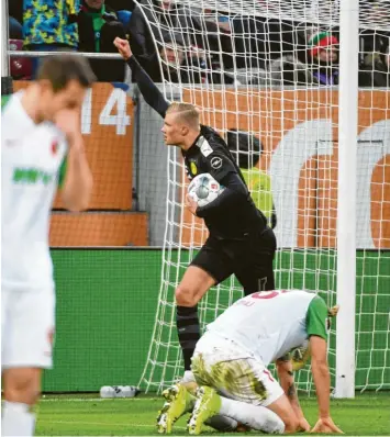  ?? Foto: Ulrich Wagner ?? Er kam und traf: Erling Haaland war beim Sieg der Dortmunder die entscheide­nde Figur. Der Norweger erzielte in 23 Minuten drei Treffer und feierte ein perfektes Bundesliga­debüt.