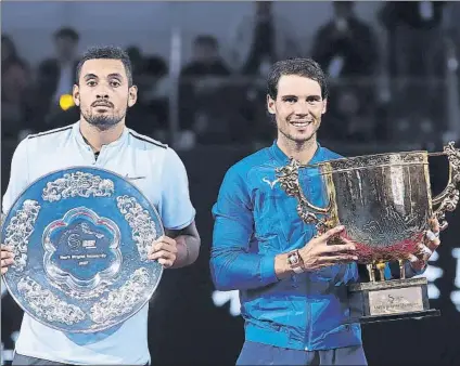  ?? FOTO: GETTY ?? El australian­o Nick Kyrgios y el manacorí Rafa Nadal, el domingo pasado con sus trofeos de finalista y campeón del ATP de Pekín