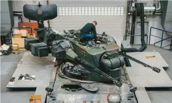  ?? FELIX SCHMITT/THE NEW YORK TIMES ?? A mechanic works on a Gepard mobile anti-aircraft system April 27 at a factory in Munich.