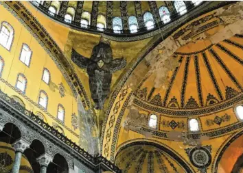  ?? Foto: Susanne Güsten ?? Im Sommer waren alle christlich­en Mosaike in der Hagia Sophia abgedeckt worden, damit Muslime sie nicht sehen müssen. Jetzt blickt dieser Engel wieder auf die Betenden herab – ziemlich mürrisch übrigens.