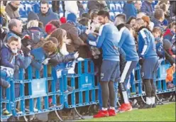  ??  ?? CON LOS NIÑOS. Los jugadores del Leganés, ayer con los niños.