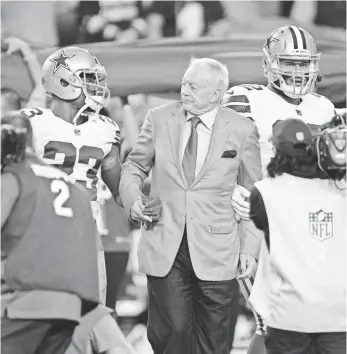  ?? JOE CAMPOREALE, USA TODAY SPORTS ?? Cowboys owner Jerry Jones locked arms with players prior to facing the Cardinals.