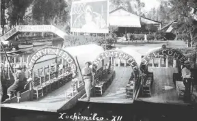  ??  ?? Trajineras de Xochimilco en los años 50 frente al restaurant­e Moctezuma. Los letreros dan la bienvenida a los miembros del Templo Anezeh de la organizaci­ón Shriners, en México desde 1907.