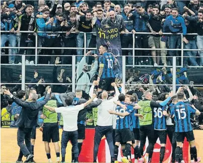  ?? R. onio Calanni / Lapresse ?? Lautaro Martínez celebra en la grada el gol de la victoria interista