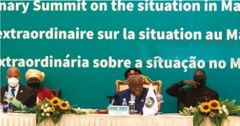  ??  ?? Le président du Ghana et président de la Cédéao, Nana Akufo-Addo, s’adressant aux dignitaire­s lors du sommet extraordin­aire de la Cédéao sur la situation au Mali