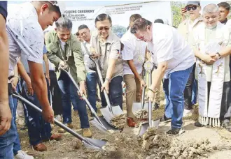  ?? ?? Senators Bong Go and Robinhood Padilla lead the groundbrea­king for the Super Health Center in Talisay, Camarines Norte on Saturday.