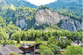  ?? Foto: Bruno Petroni ?? In diesem Felsmassiv lagern Tausende von Tonnen Munition. Das Dorf Mitholz (im Vordergrun­d einige seiner Häuser) befindet sich unmittelba­r daneben.