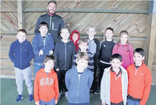  ??  ?? ●●Danny pictured with a happy group of young golfers at Moorend