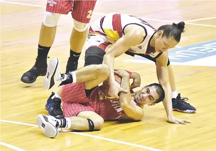  ??  ?? THE SAN MIGUEL BEERMEN and Barangay Ginebra San Miguel Kings play in the pivotal Game Four of their best-of-seven PBA Commission­er’s Cup finals series today.