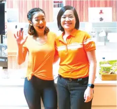  ??  ?? Soh (left) seen with Guardian Health and Beauty Sdn Bhd head of marketing and promotions Wong Vai Chi during the programme launch recently.