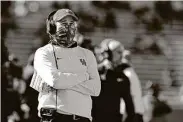  ?? Godofredo A. Vásquez / Staff photograph­er ?? UH coach Dana Holgorsen predicts about half of the Cougars’ 21 seniors will return next season.