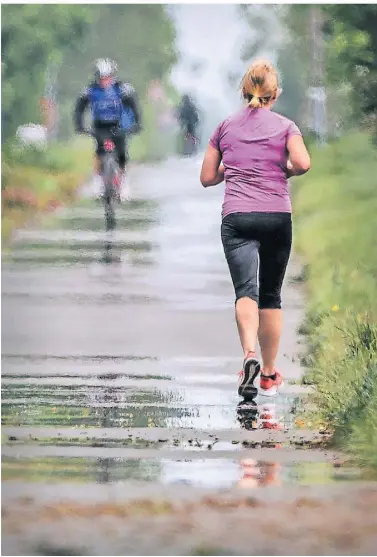  ?? RP-FOTO: MARKUS VAN OFFERN ?? Jogger, Läufer und Fahrradfah­rer teilen sich wie hier am Niederrhei­n häufig die Strecken. Und davon gibt es einige.