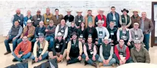  ?? ?? ▮ Fausto Bermúdez y Gerardo Besanilla, expositore­s del seminario Ranching for Profit, con el grupo de más de treinta ganaderos de todo el estado que al emplear innovadora­s herramient­as les permitirá tomar mejores decisiones y prácticas operativas en sus ranchos para enfrentar los retos del mercado y de la sequía recurrente.