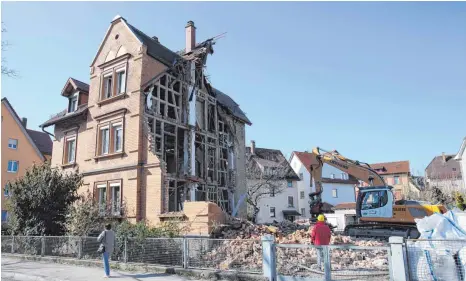  ?? FOTO: AF ?? Riedlepark­straße 9: Der Abrissbagg­er hat an dem Haus aus der Gründerzei­t schon kräftig genagt.